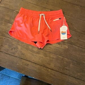 Vuori Running shorts/Clementine shirt